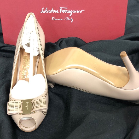 Salvatore Ferragamo Shoes - Salvatore Ferragamo Beige Leather Peep-Toe Pumps with Signature Bow Sz 7 D New